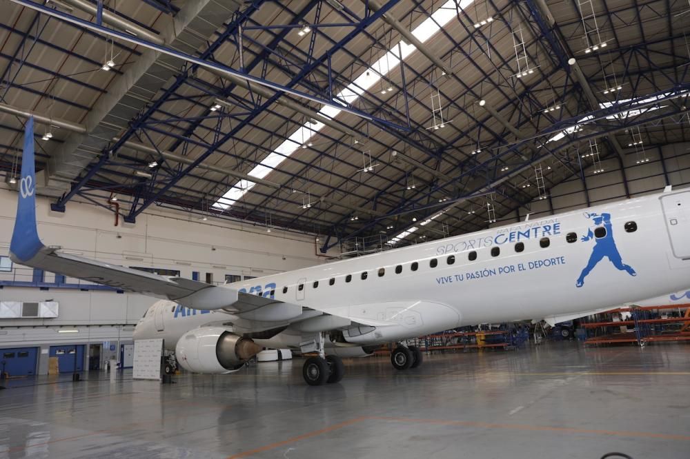 Presentación de avión de Air Europa rotulado con el nombre de la academia de Rafa Nadal