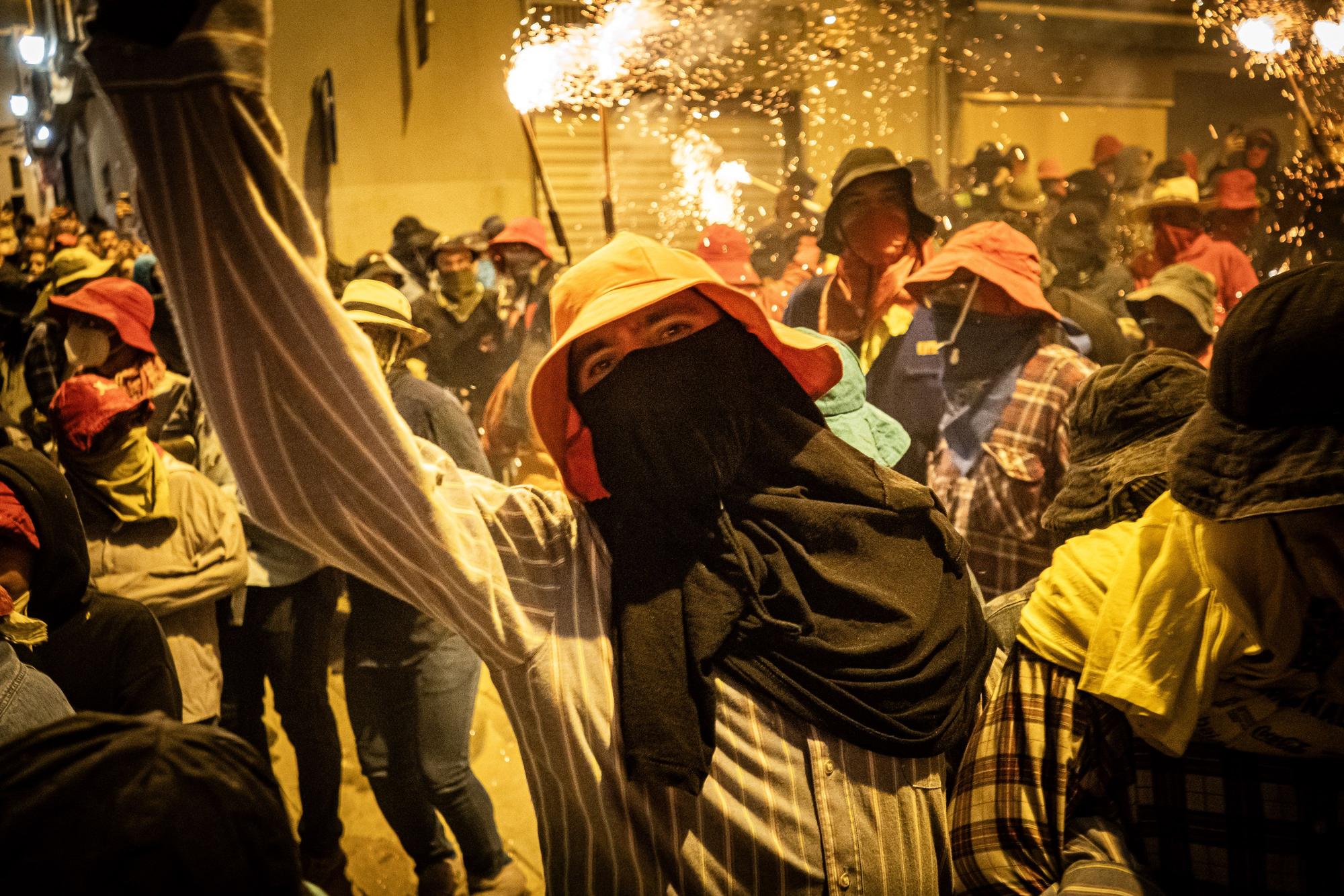 Un Correfoc multitudinari omple de pólvora i gresca el centre històric de Manresa