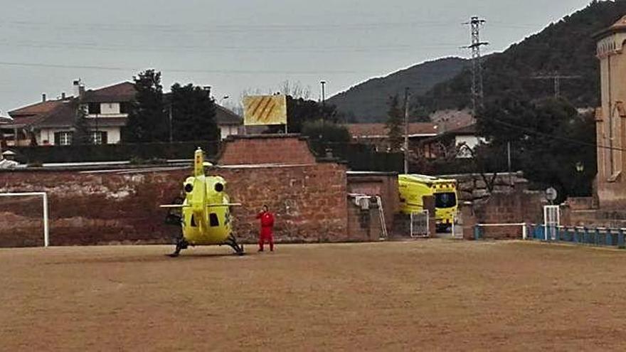 L&#039;helicòpter del SEM va aterrar al camp de futbol de Valls de Torroella per evacuar l&#039;home, en estat crític