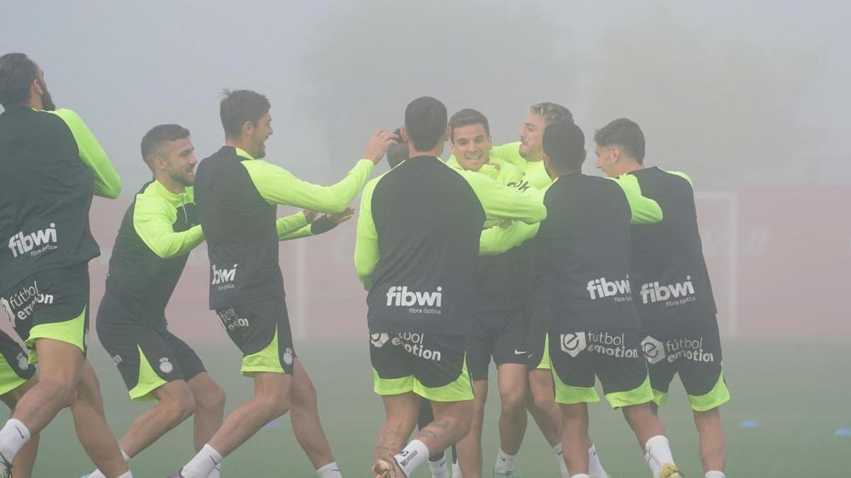 Galarreta, sujetado por sus compañeros en el entrenamiento de este miércoles en Son Bibiloni.