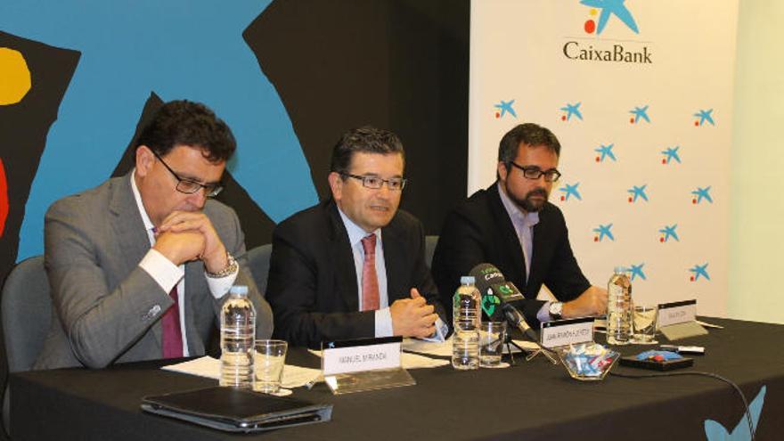 Manuel Miranda (Aciisi), Juan Fuertes (CaixaBank), y Raúl Falcón (Brinergy).