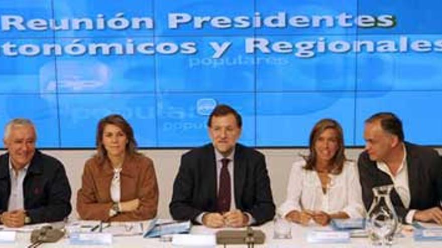 Rajoy sugiere que Zapatero debería someterse a una moción de confianza