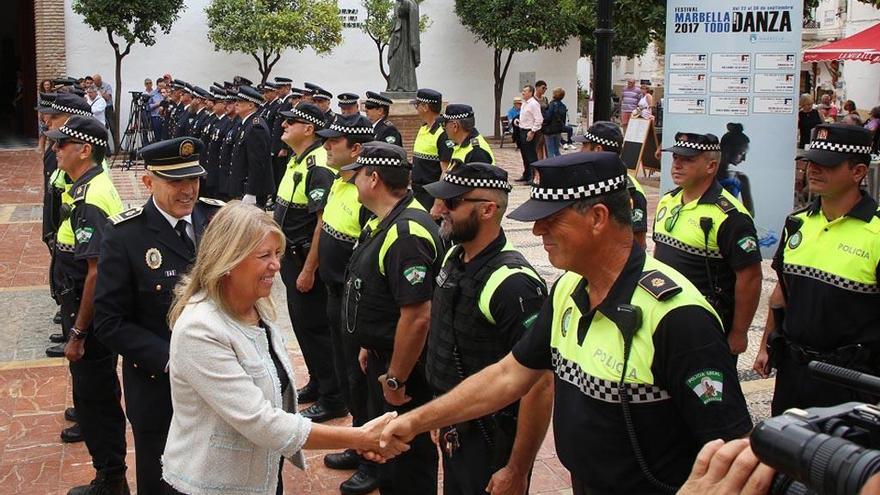 La alcaldesa de Marbella, Ángeles Muñoz, saluda a varios agentes en el Día de la Policía Local.