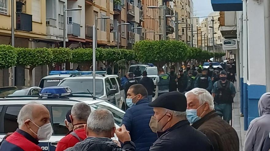 Muchos fueron los curiosos que se agolparon ayer para saber qué pasaba en Benicarló.