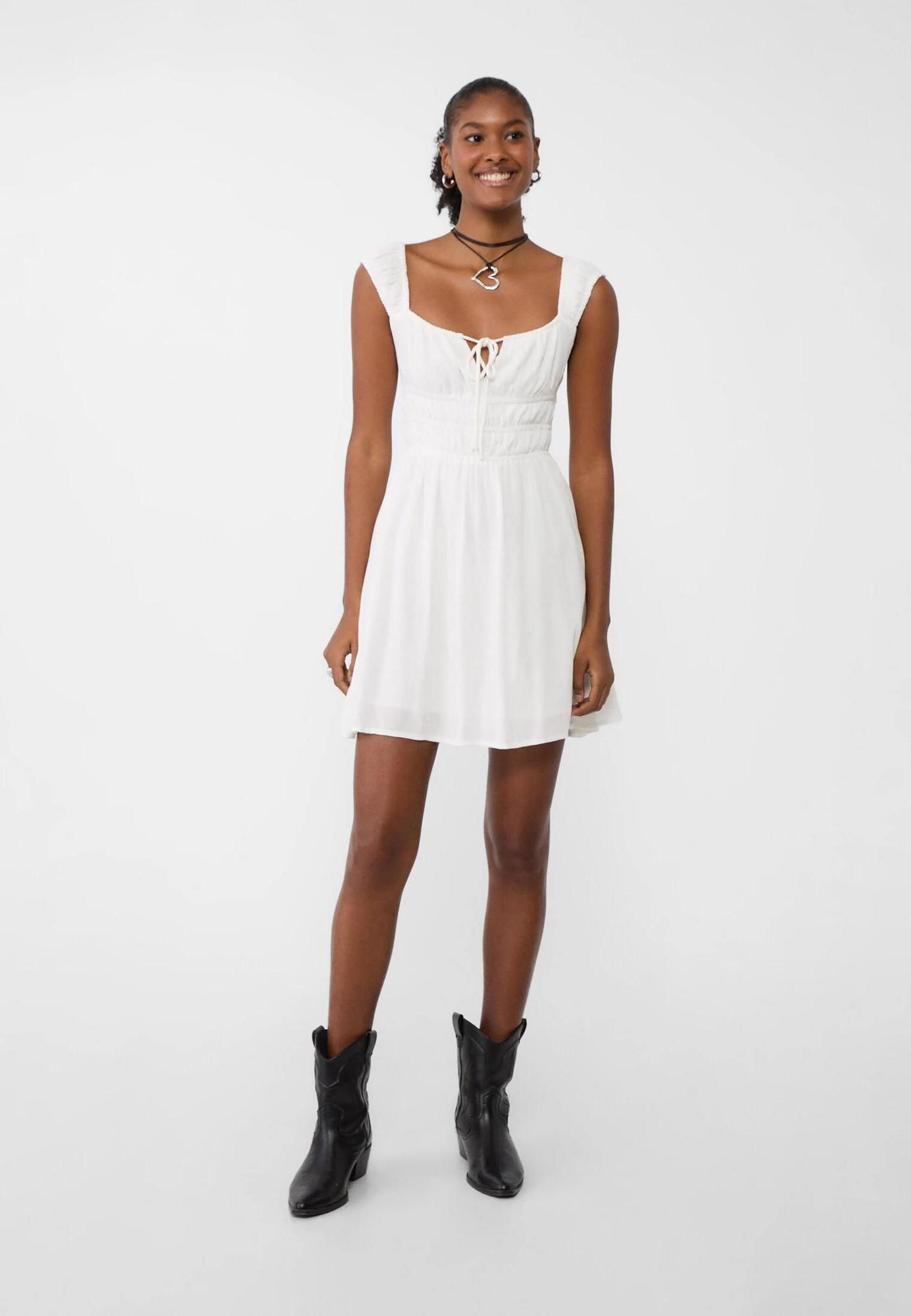 7 vestidos blancos de Stradivarius que vas a querer llevar en esta recta final de verano Woman