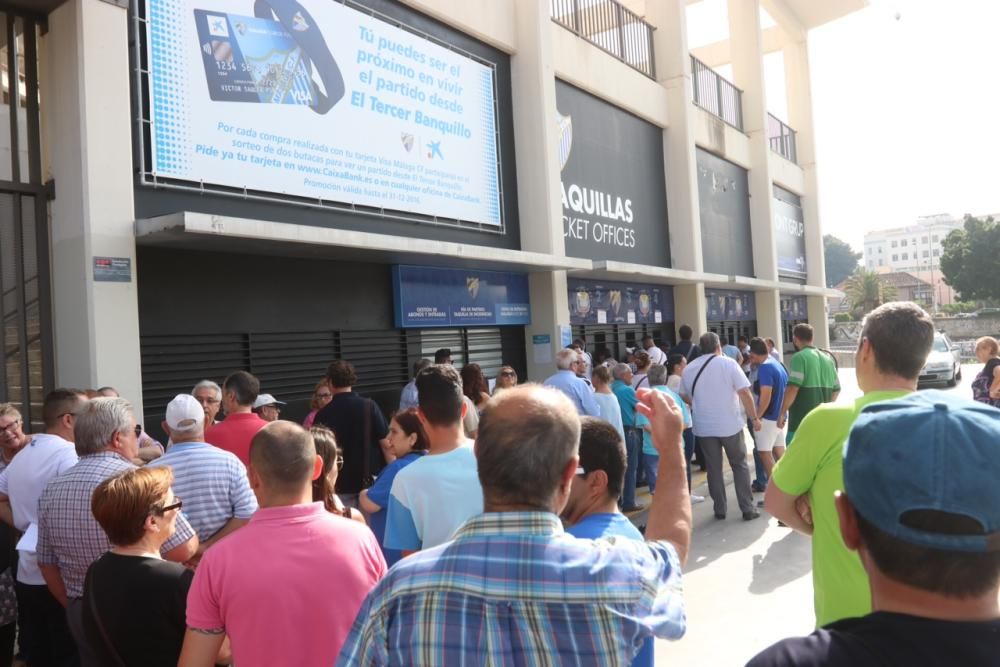 Colas en la Rosaleda para renovar el abono.