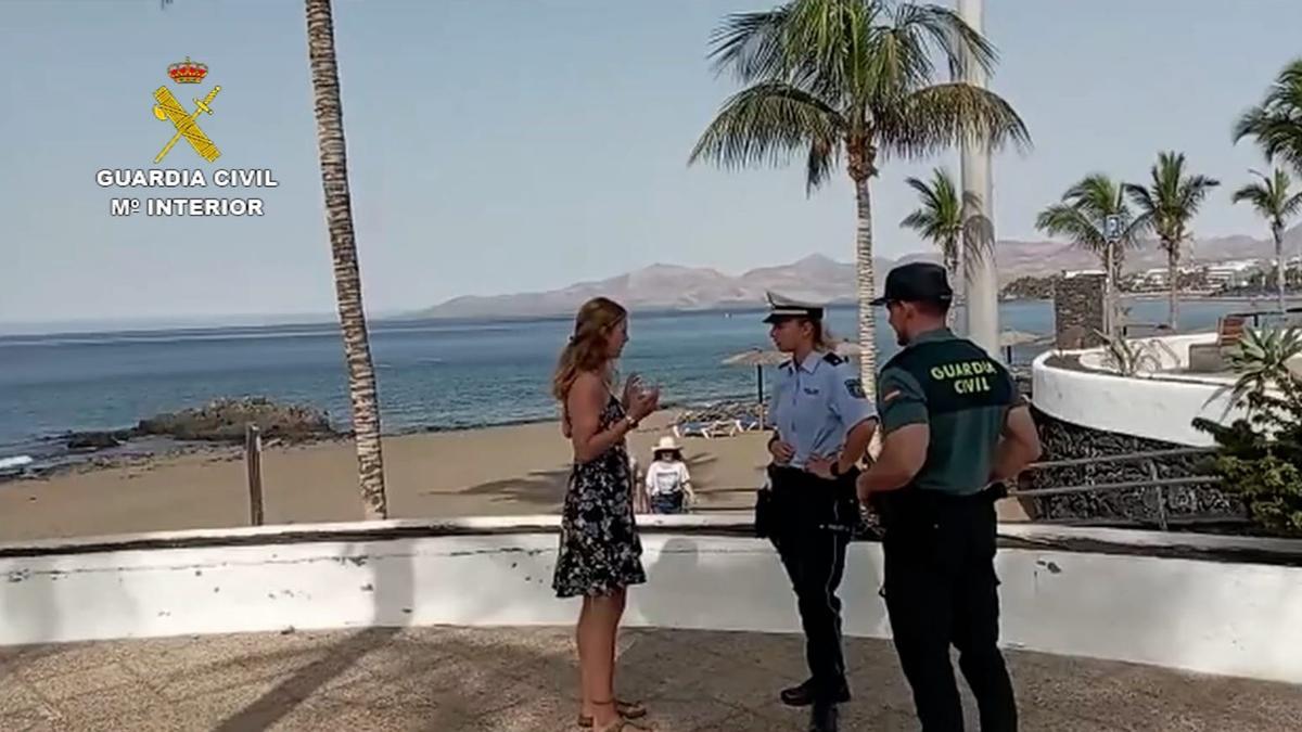 La policía alemana Rocío Rietz y un guardia civil atienden a una turista en Puerto del Carmen