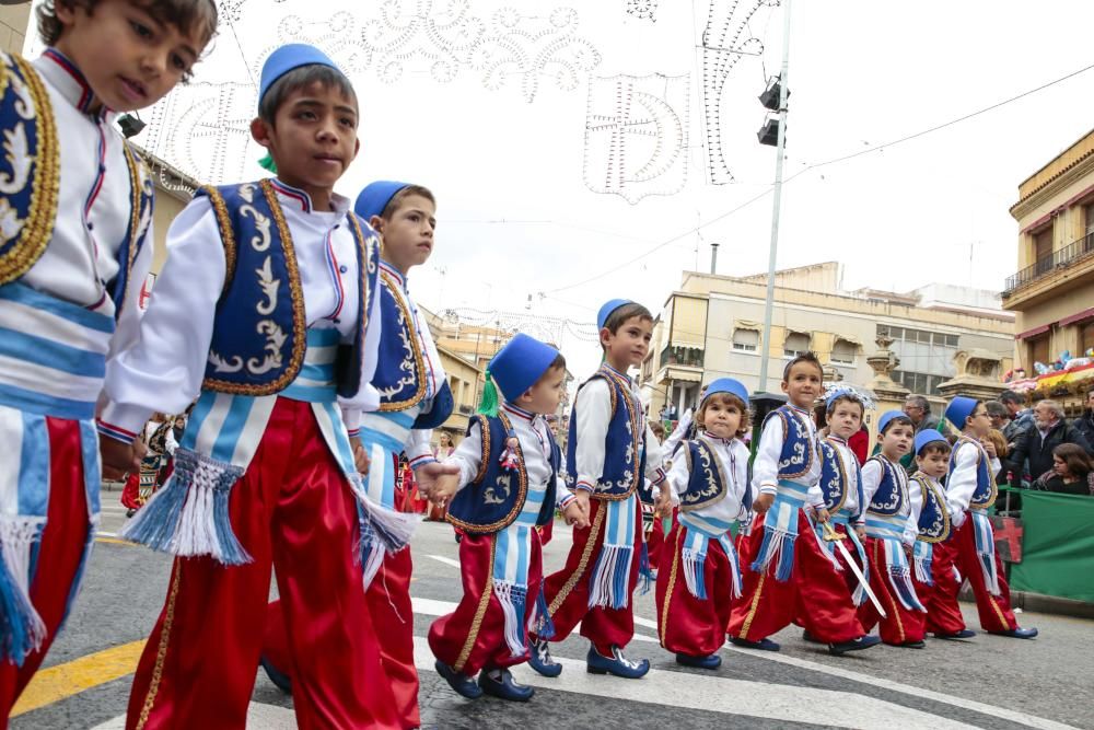 Los niños de todas las comparsas consiguen lucirse durante el Desfile Infantil a pesar del tiempo