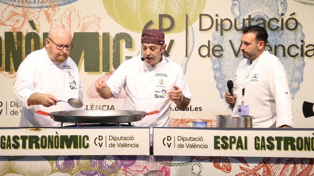 Los chefs de Cullera en una demostración en el certamen gastronómico.