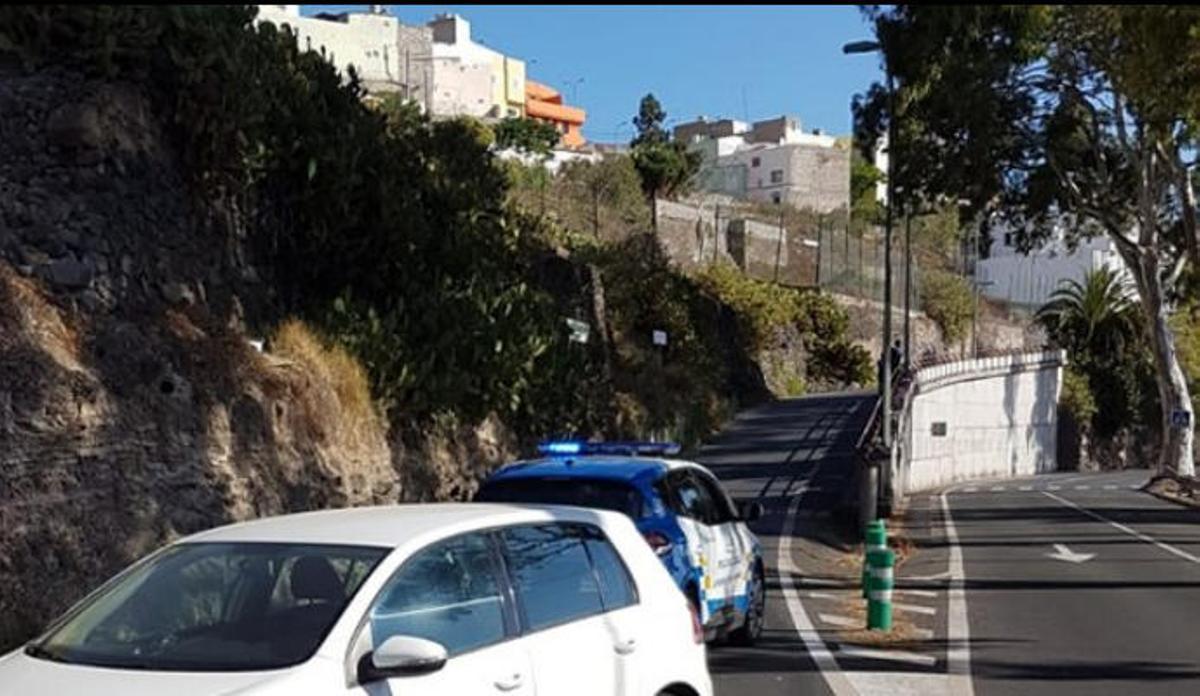 Cierran una calle en Tenoya por la caída de un muro