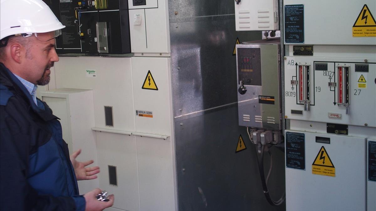 Un operario observa una estación automática de Endesa.