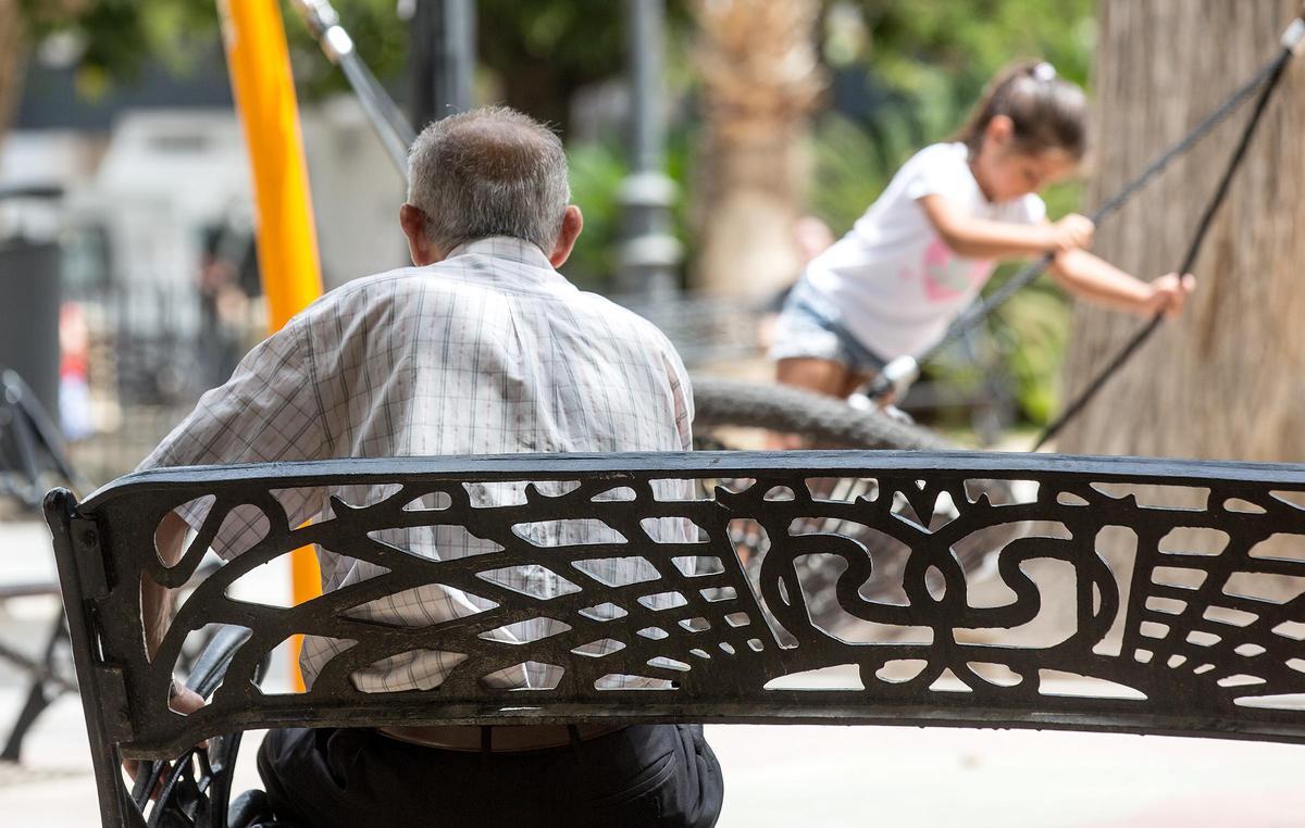 Ancianos y niños en un parque.