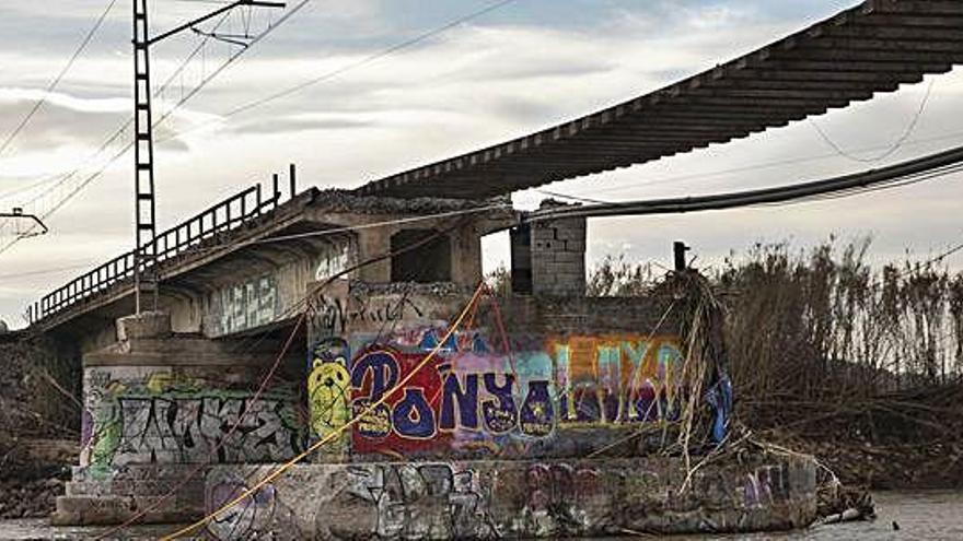 Pont del tren fet malbé, entre Blanes i Malgrat de Mar, que ha deixat sense servei les línies R1 i RG1 de Rodalies.