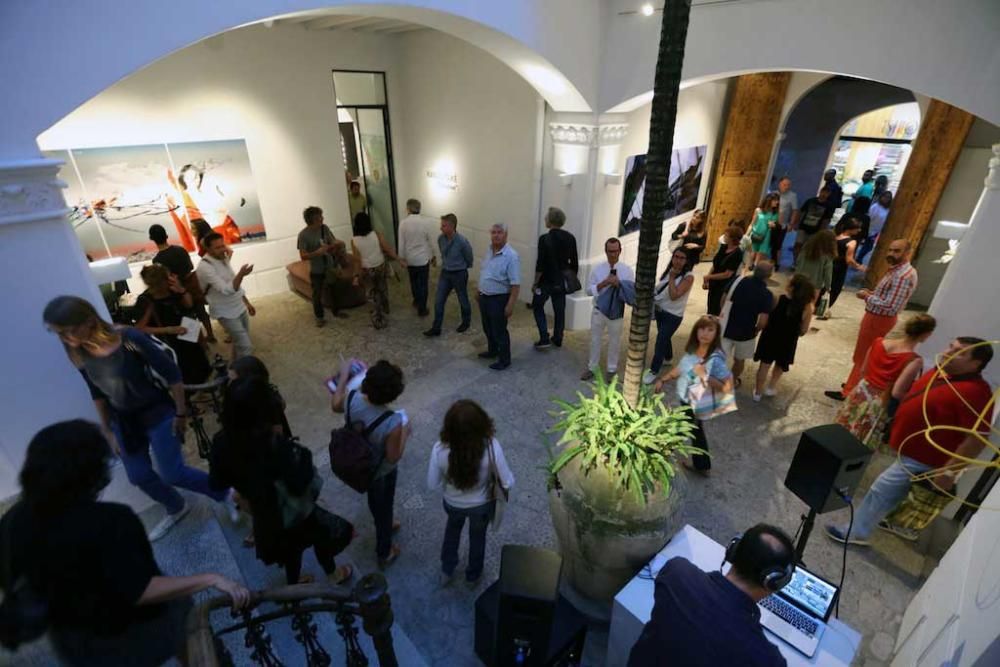 Kunst und Performance, Glamour und Selfies: Die Nit de l'Art in Palma erwies sich zu ihrer 20. Ausgabe am Samstag (17.9.) wieder als Publikumsmagnet. Die Straßen der Innenstadt füllten sich mit Einbruch der Dunkelheit, und Residenten wie Mallorca-Urlauber zogen von Galerie zu Galerie.