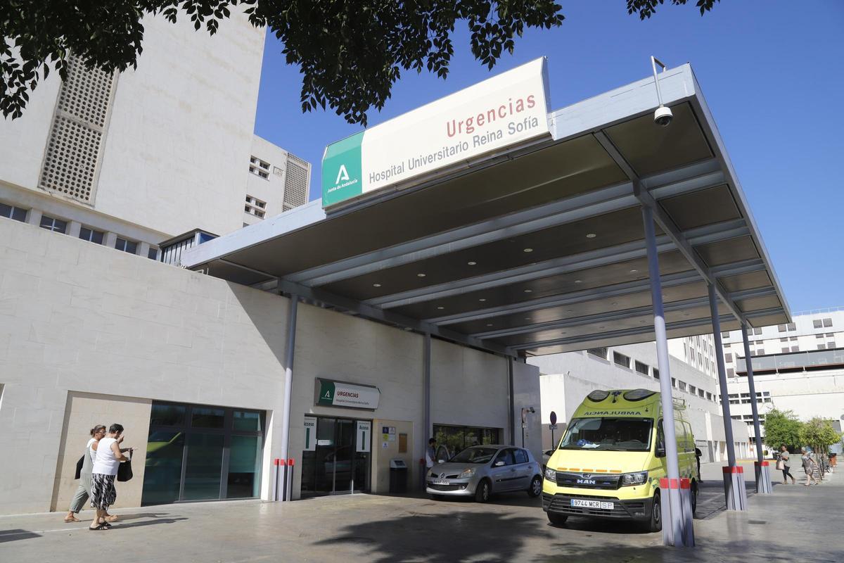 Una ambulancia en el hospital Reina Sofía de Córdoba.