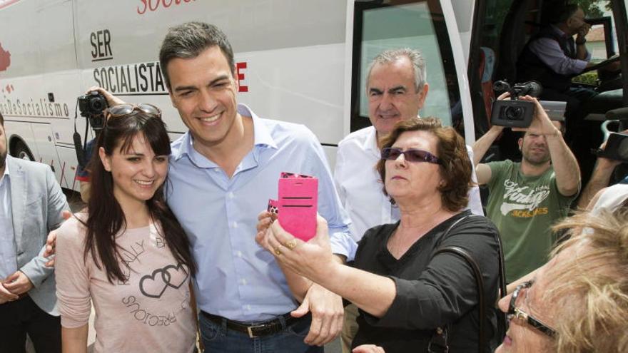 Sánchez se hace fotos con simpatizantes en Bullas.