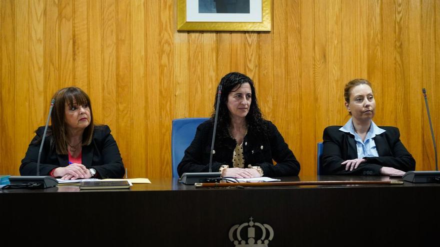 La alcaldesa, entre la secretaria y la interventora, en el pleno de investidura.