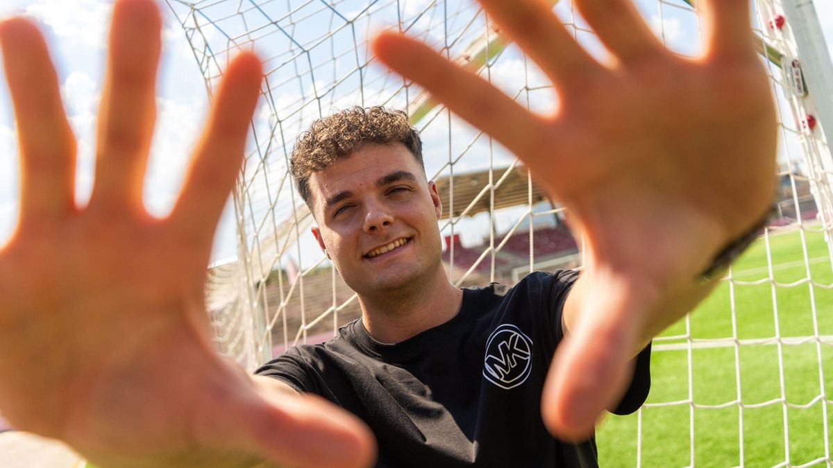 El porter Òscar Pulido al camp de futbol municpal del Congost