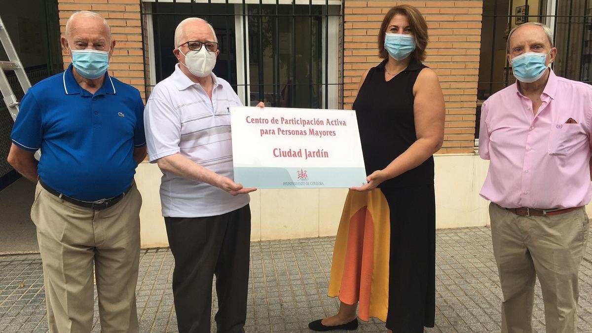 La concejal Eva Contador con miembros del centro de mayores de Ciudad Jardín.