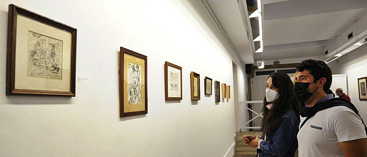 Visitantes en la inauguración de la Bienal Laxeiro.