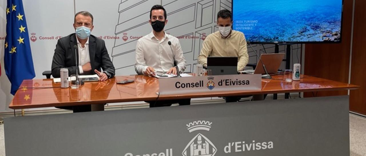 Antonio Álvarez, Javier Torres y Xavi Santamaria, esta mañana en rueda de prensa en la sede del Consell de Ibiza