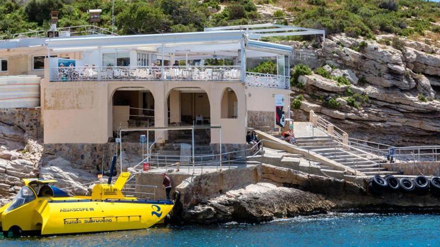 La Isla de Benidorm con el restaurante abierto en la misma desde hace décadas.