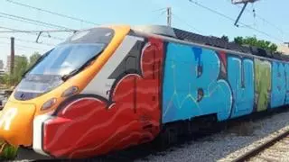 Rodalies retira dos trenes para limpiar grafitis tras un acto vandálico en L’Hospitalet