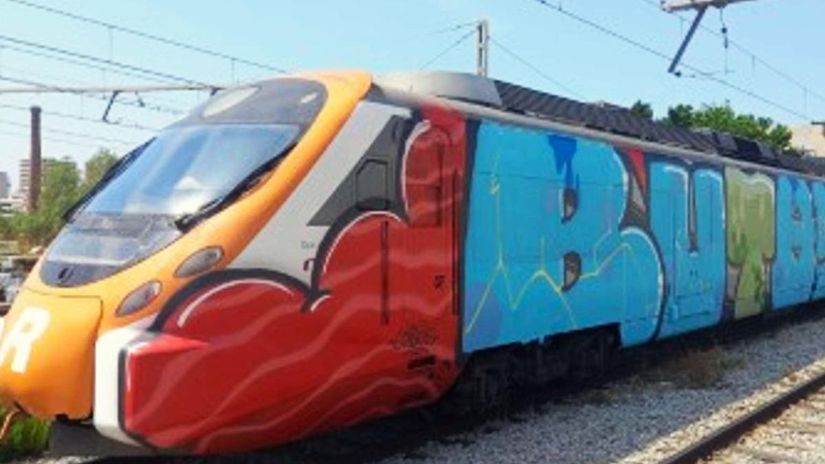 Un tren de Rodalies vandalizado en L'Hospitalet de Llobregat.