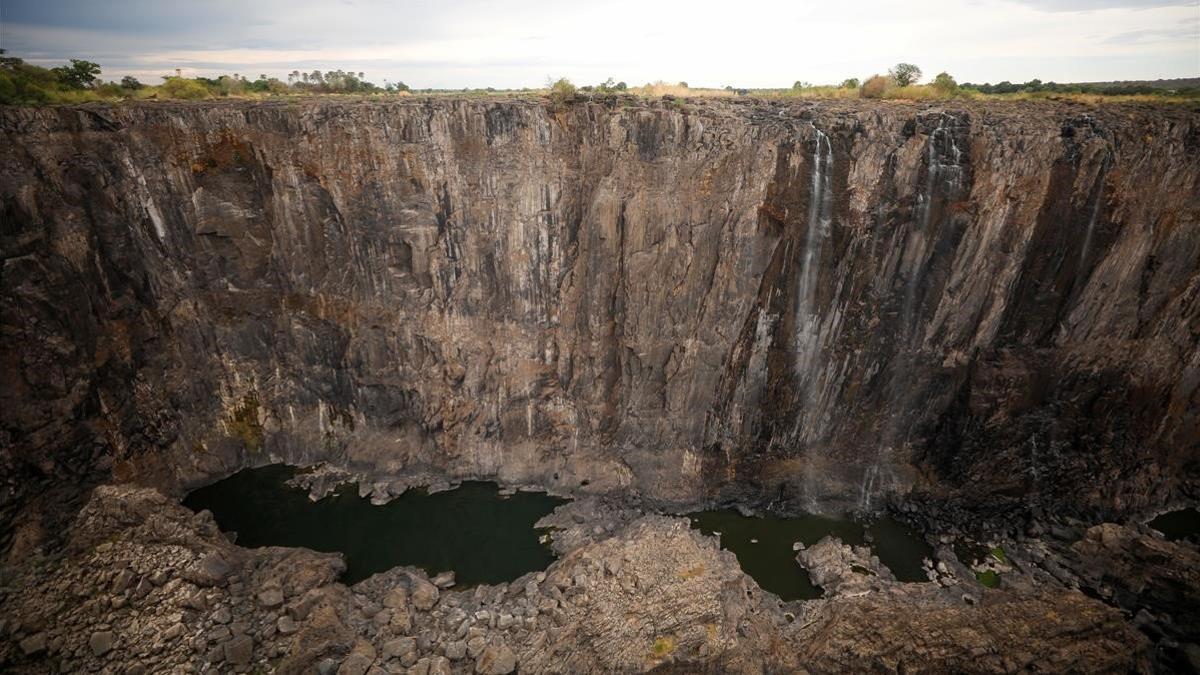 Imagen actual de las cataratas Victoria, secas, en el lado de Zimbabue.