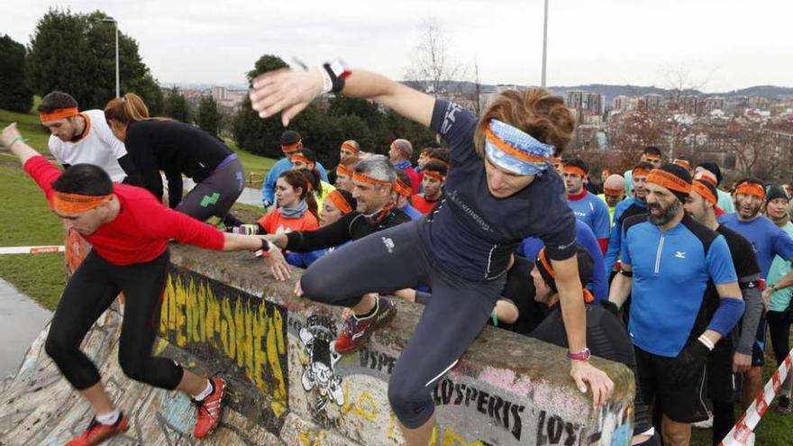 Los participantes de la pasada edición superan uno de los obstáculos del recorrido.