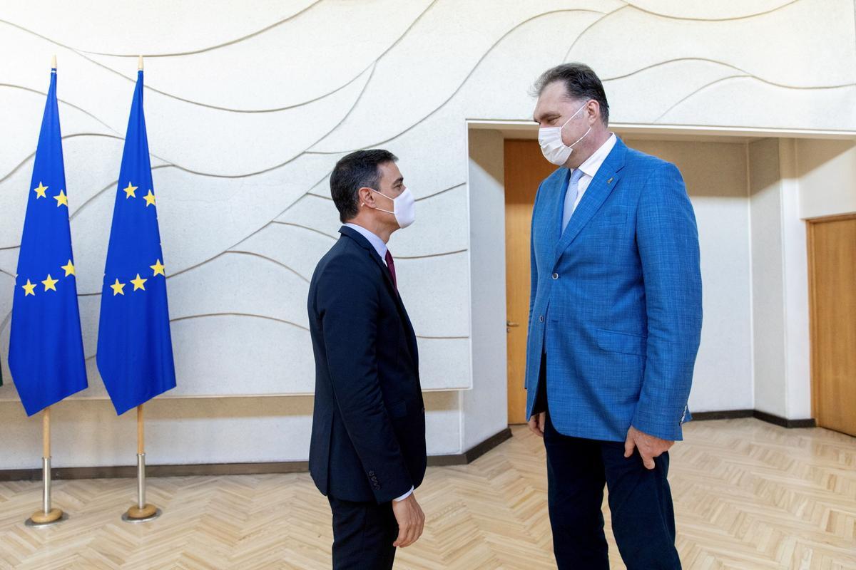 El presidente del Gobierno, Pedro Sánchez, durante su reunión con la leyenda del baloncesto Arvydas Sabonis, el pasado 8 de julio en Vilna, la capital lituana. 