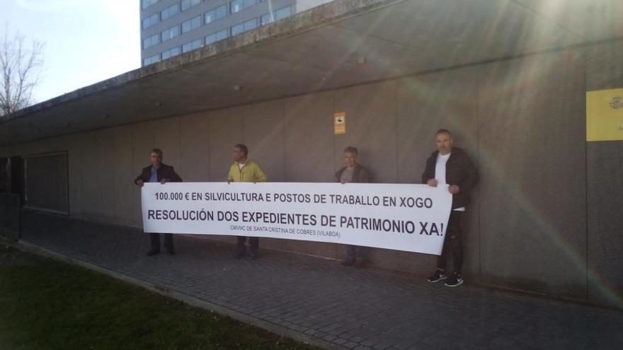 Los directivos de la Comunidad de Montes de Santa Cristina de Cobres en la concentración ante la Delegación de la Xunta.