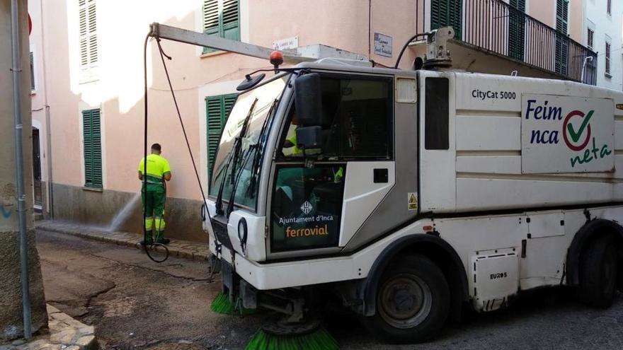 Operarios de la empresa de limpieza trabajando en el baldeo de las calles prÃ³ximas a la de Sant SebastiÃ .