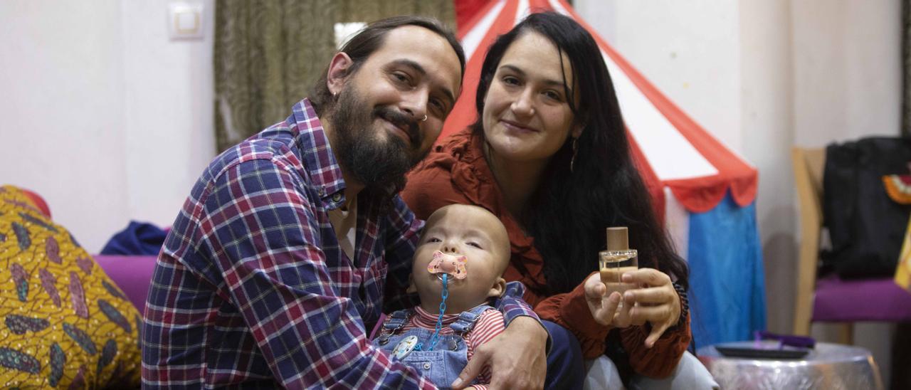 Roberto y Bea con la pequeña Sayen.