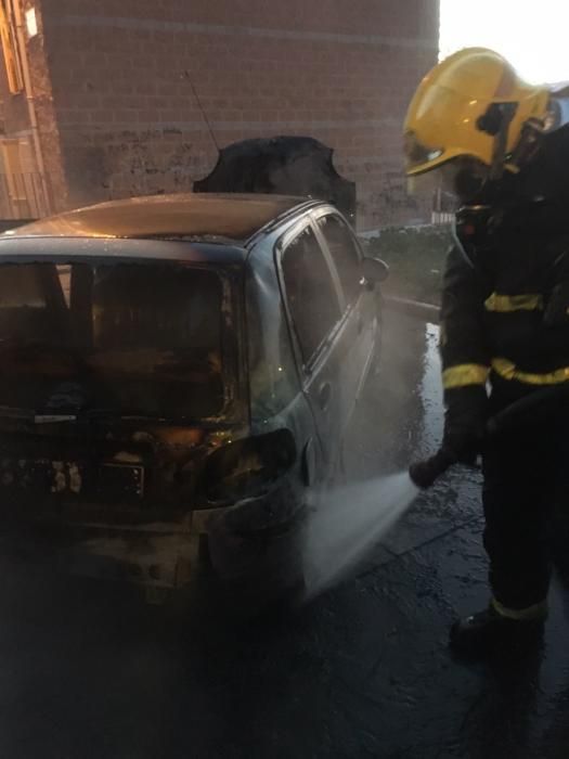 Coches en la calle Titanes.