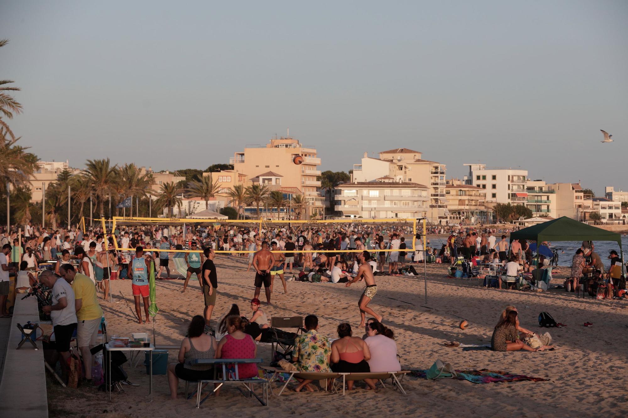 La Nit de Sant Joan vuelve con las playas de Palma a rebosar