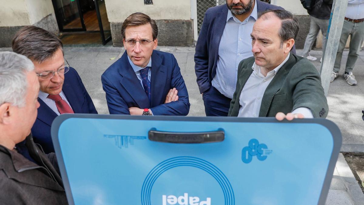 El alcalde de Madrid, José Luis Martínez-Almeida, y el delegado de Urbanismo, Medio Ambiente y Movilidad, Borja Carabante.