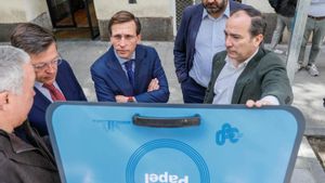 El alcalde de Madrid, José Luis Martínez-Almeida, y el delegado de Urbanismo, Medio Ambiente y Movilidad, Borja Carabante.