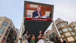 El primer ministro húngaro, Viktor Orban, en una pantalla gigante en su visita a China.