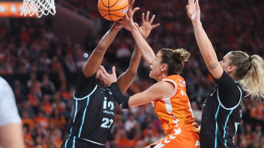 El Valencia Basket se impone al Euskotren en un Roig Arena mágico (69-54)