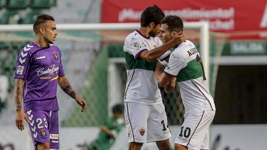 José Ángel despide a Álvaro, tras ser sustituido, en el partido Elche-Valladolid