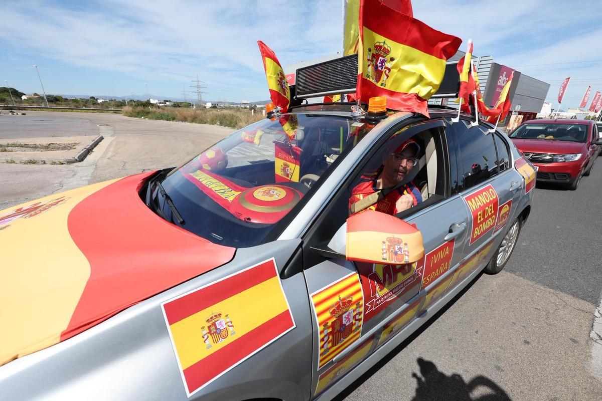 El coche de la 'selección' por las calles de la provincia.