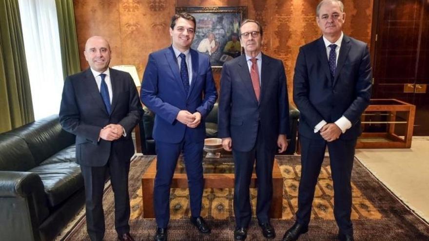 El alcalde de Córdoba se reúne con el presidente del Grupo Kutxabank y la cúpula de Cajasur