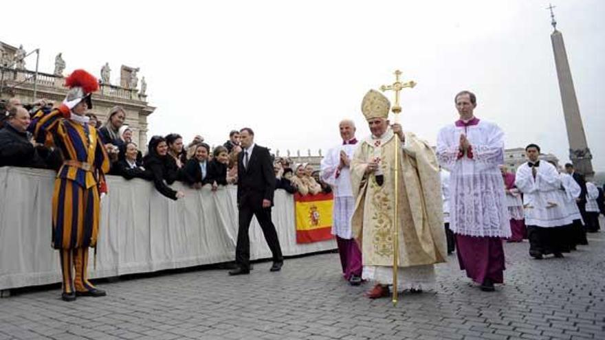 El Papa Benedicto XVI, a su llegada a la Plaza de San Pedro para oficiar la misa de Pascua de Resurrección.