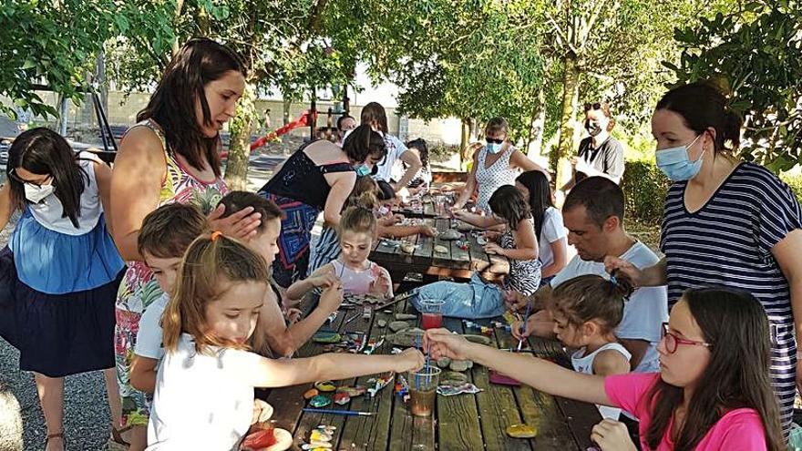 Niños y adultos disfrutaron de la actividad de pinta-piedras. | SERVICIO ESPECIAL