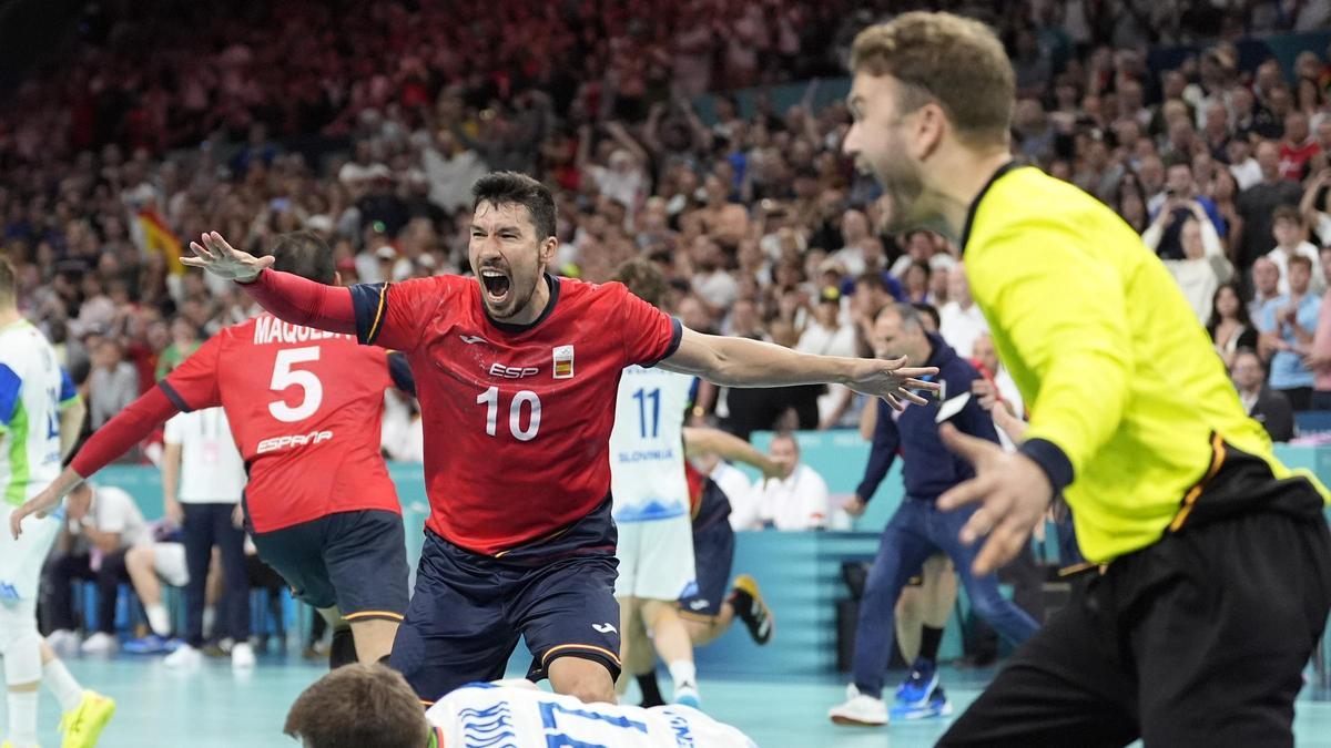 El español Alex Dujshebaev celebra junto a Pérez de Vargas la victoria tras el partido por la medalla de bronce en balonmano entre España y Eslovenia en los Juegos Olímpicos de Paris 2024