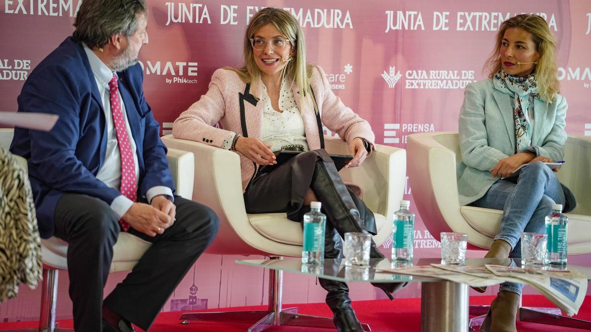 De izquierda a derecha, Eugenio Hernández, director financiero de Grúas Eugenio; Sandra Soriano, directora de la Cámara de Comercio de Badajoz; y Marta Arroyo directora de Calidad de Vegenat Healthcare.