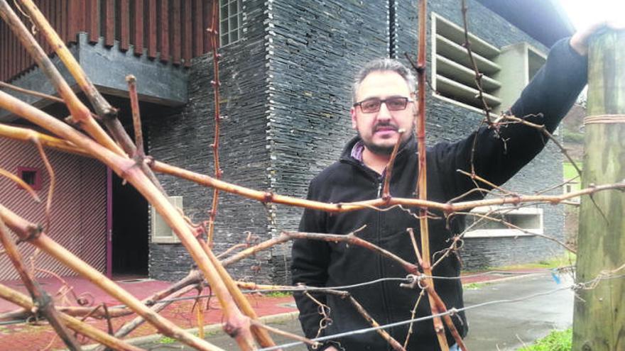 Nicolás Marcos Vicente, con la Bodega del Narcea al fondo.