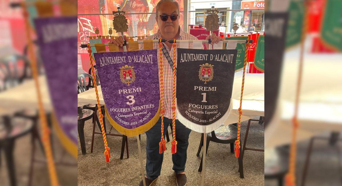 Juanjo García, con los premios conseguidos por su hoguera en 2023.