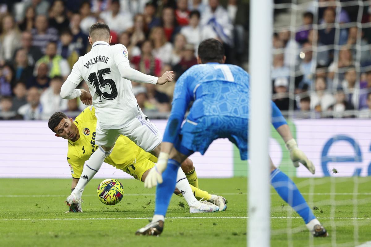 El defensa argelino del Villarreal Aïssa Mandi (i) disputa una posesión con Fede Valverde (c), centrocampista uruguayo del Real Madrid. EFE/ Rodrigo Jimenez